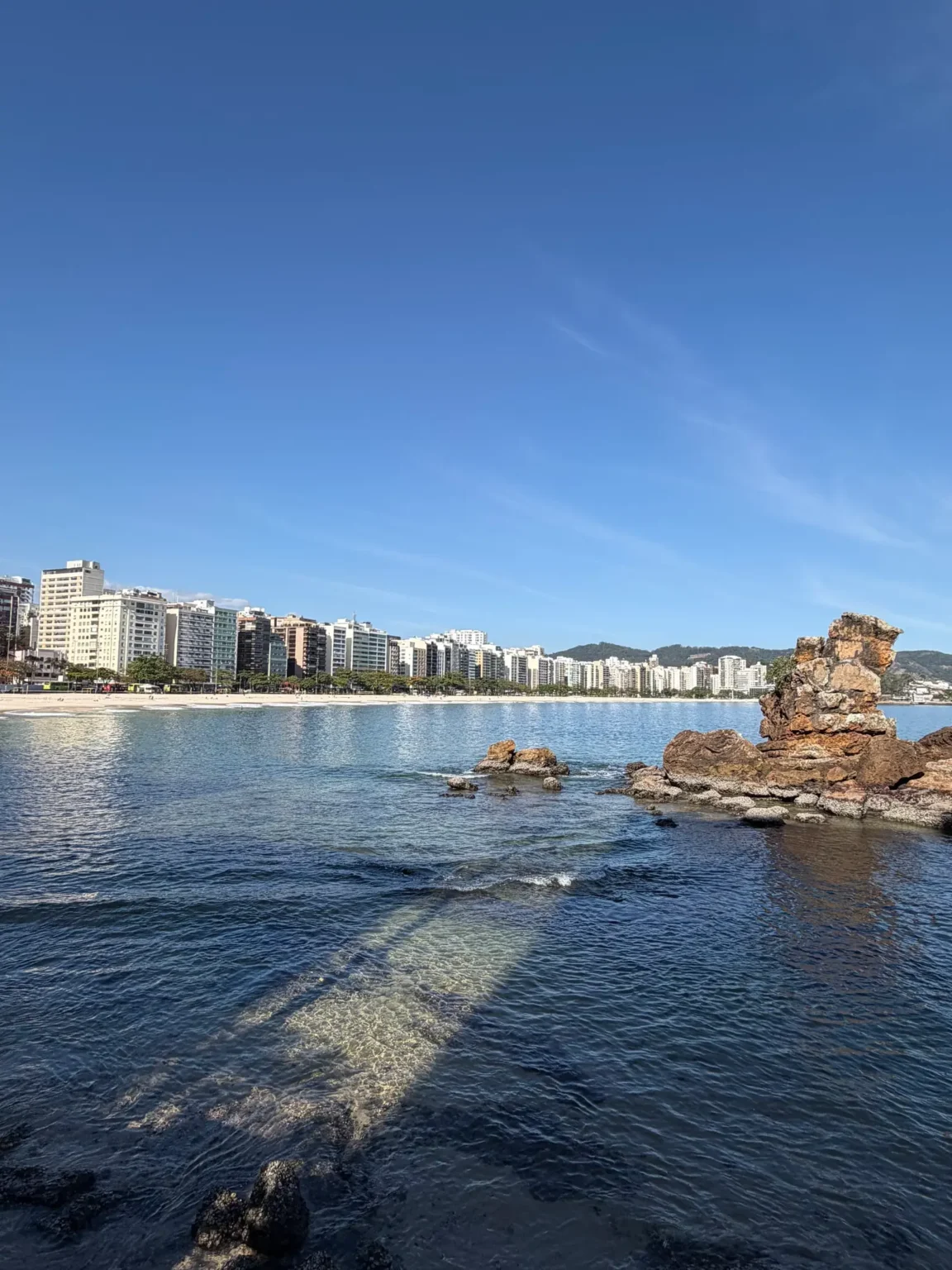 Praia de Icaraí com a Pedra de Itapuca em primeiro plano e a orla de prédios ao fundo