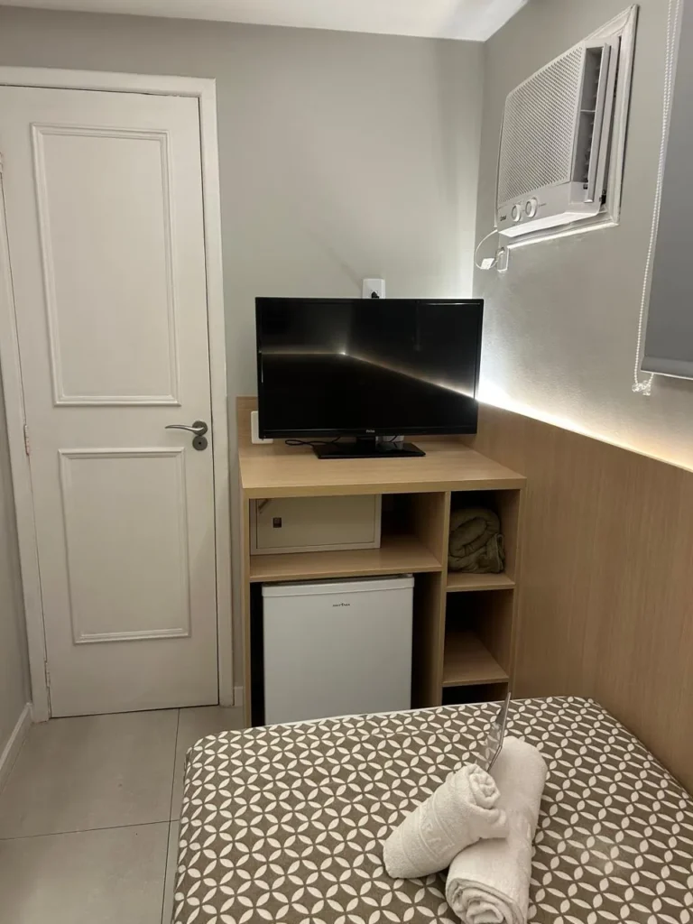 Minissuíte com TV, frigobar, cofre e ar-condicionado