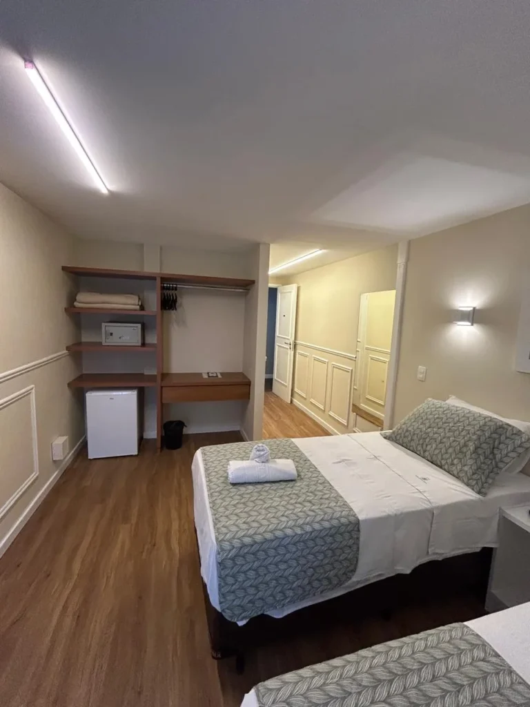 Standard Superior Twin com nichos de madeira, cofre, frigobar e bancada
