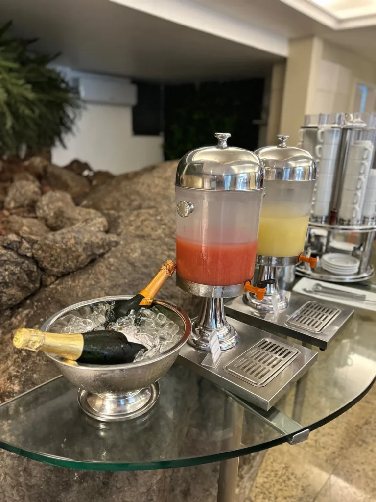 Sucos naturais e espumante no balde de gelo no bufê do café