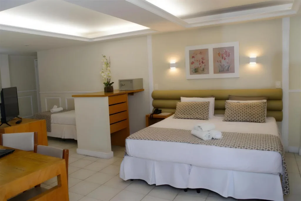 Standard Triplo amplo com cama de casal, cama de solteiro e bancada de madeira