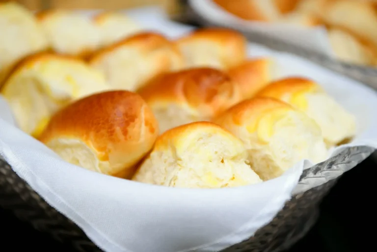 Cesta de pães doces dourados no café da manhã
